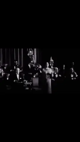 كان المساء يهبط عليّ بهدوء حين وقفتُ أعدّ لنفسي كوب شاي، وفي اللحظة نفسها شغّلت أغنية أنت عمري لأم كلثوم. ثم مضيتُ إلى كرسيّي الخشبي العتيق في الشرفة، ذاك الذي يعرف ثِقَل أفكاري وراحة قلبي. نسيمٌ خفيف يمرّ، وصوت الست ينساب في الهواء كأنه يروّض الوقت. وما إن بلغني ذلك الكوبليه: “اللي شفته قبل ما تشوفك عنيّا عمر ضايع… يحسبوه إزاي عليّا؟” حتى أدركت أن العشق وحده يملك سلطة الزمن؛ يطوي عمرًا كاملاً، ويفتح للإنسان عمرًا آخر… أكثر دفئًا، أكثر ضياءً، كأنه ميلاد القلب الحقيقي #explore #ام_كلثوم 