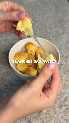 5 dias, 5 lanches saudáveis Ep 2: Pão de queijo (apenas 2 ingredientes) Ingredientes: - 50g de tapioca - 50g de queijo (usei muçarela) Modo de preparo: Misture bem até a massa chegar no ponto ideal para moldar (coloquei 30s no micro-ondas só para derreter o queijo e formar a massa) Molde a massa e leve para a airfryer por 15 minutos a 180° e pronto! Informação Nutricional (aprox.) Calorias: 250–255 kcal Carboidratos: 21g Proteínas: 12g Gorduras totais: 14g #receitasaudável #receitafit #paodequeijo #lanchesaudavel #receitasimples por 