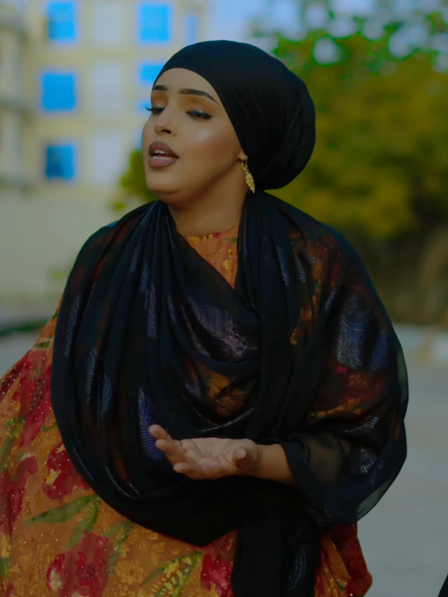 Heyb heyb la sheegtiyo Habar habar ma joogtee  Haween iyo Rag maanta Yeeynaan u kala harin.