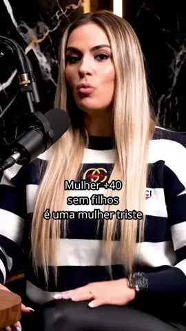 Mulher com mais de 40 anos que não tem filhos é infeliz .