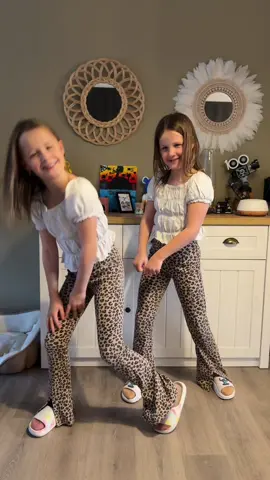 IG : twins_mila_lilou  #breakyourleg #trend #dance #danse #twins 