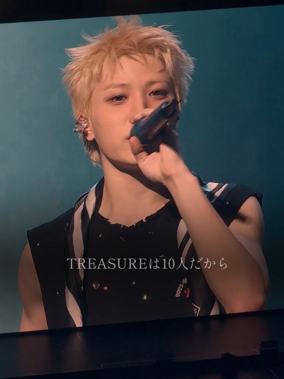 [TREASUREは10人だから,お互いに頼りながら末永く活動していけたらいいな] 2025年最後のKアリの3日間は、TREASUREの団結力とトゥメとTREASUREの絆を感じた... 体調不良のメンバーがいるなかで、メンバー同士カバーしあって、悪いコンディションの中でも良い公演にしようと最善を尽くしてくれたのがすごく伝わってきたし、穴を開けずに3公演10人で完走してくれたことに感謝の気持ちでいっぱいだった 改めて10人揃って元気な状態で公演をしてくれることがどれだけありがたくて貴重なことなのか感じた；； そしてトゥメはtreasureの頑張りを応援しようといつもの何倍も大きい歓声で応援したり歌ったり、ほんとに素敵だった... TREASUREがどれだけ音楽・ライブ・トゥメに本気で真剣に向き合ってくれているのかを改めて感じれてTREASUREへの愛があふれました😭😭😭😭😭 #treasure #pulseon #トレジャー #トゥメ @yg_treasure_tiktok 