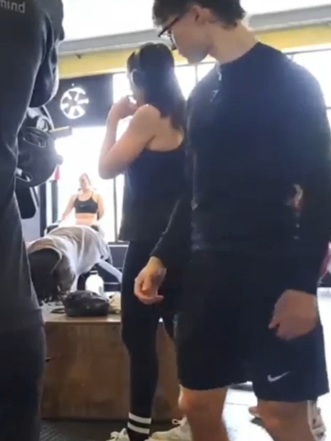 Bro le va a crecer más un pectoral que el otro