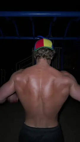 turtle shell #back #calisthenics #prettywhitegirl 