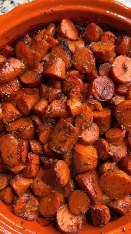 Honey Glazed Carrots 🥕  8 carrots 4 tbsp melted butter 1 tbsp honey 2 tbsp brown sugar ½ tsp vanilla extract 1 tsp smoked paprika 1  tsp black pepper 1 tsp Dashes salt-free garlic & herb seasoning ½ tsp salt ½ tsp cinnamon A dash of nutmeg Directions  1. Cut and rinse carrots. 2. Whisk together melted butter, honey, brown sugar, vanilla, and all seasonings. 3. Pour over carrots and toss well to coat. 4. Roast at 400°F for 25–35 min. 5. For extra glaze: drizzle more honey on top when done and enjoy! #glazedcarrots #sidedish #thanksgivingsides #sidedishrecipe #carrotrecipe 