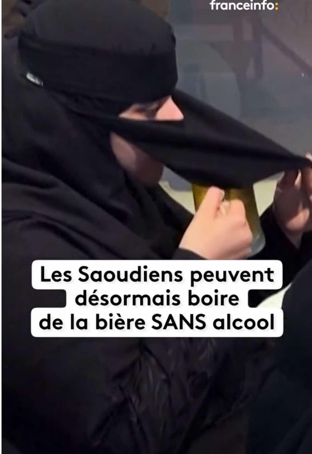 🍺🇸🇦 Un premier bar à bière sans alcool a ouvert à Riyad en Arabie saoudite. La jeunesse saoudienne s’y précipite pour goûter cette boisson non alcoolisée. Une nouveauté dans ce pays où boire ou détenir de l’alcool est proscrit depuis 1952. #sinformersurtiktok #arabiesaoudite #biere #islam