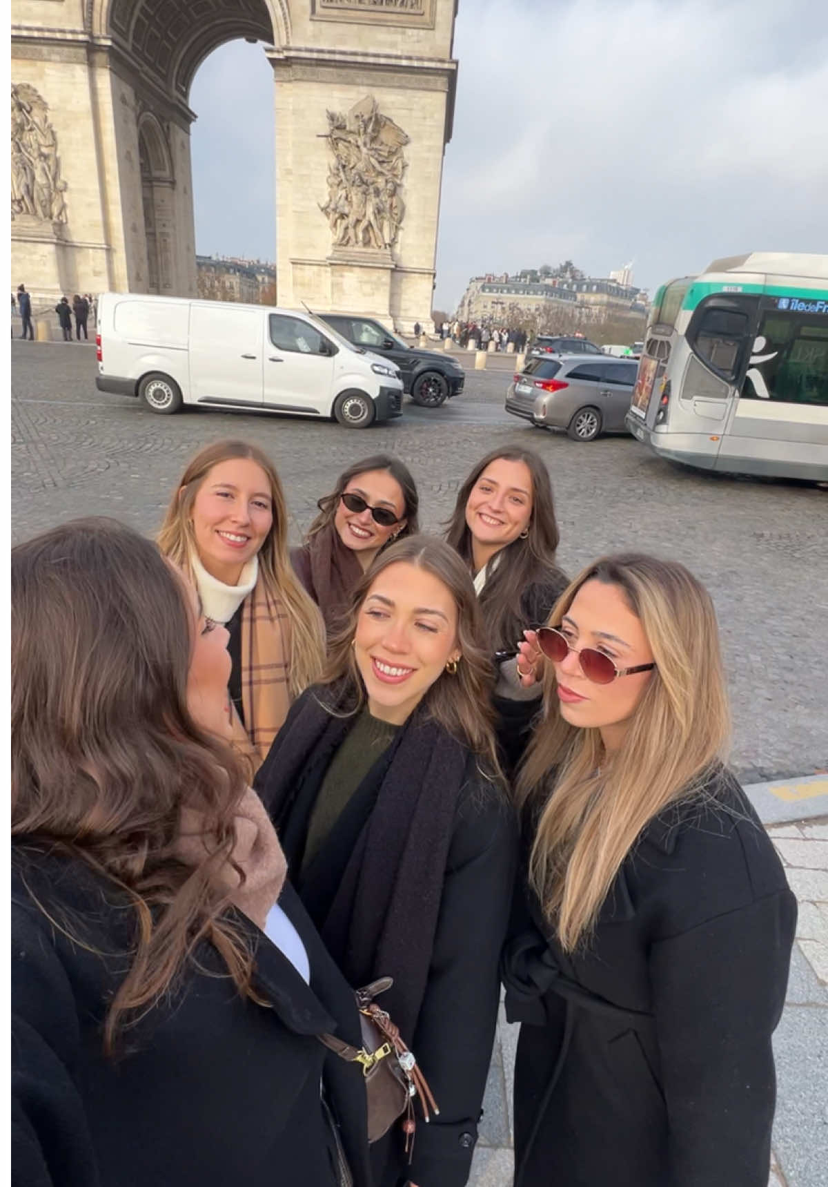 O teu sinal para fazeres uma girls trip a Paris com as tuas amigas 🥐✨ #paris #girlstrip #paristrip #besties #fyp 