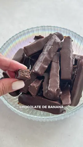 Chocolate de banana!  Ingredientes:  3 bananas grandes  2 col de cacau em pó ou achocolatado  100ml de água  Chocolate para banhar  #chocolate #banana #docesaudavel  #doce #docefit 