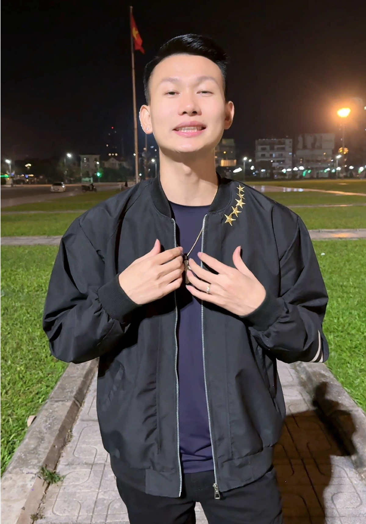 Áo khoác bomber thêu ngôi sao hot #duythuong #thoitrang #aokhoac #bomber #thoitrangnam 