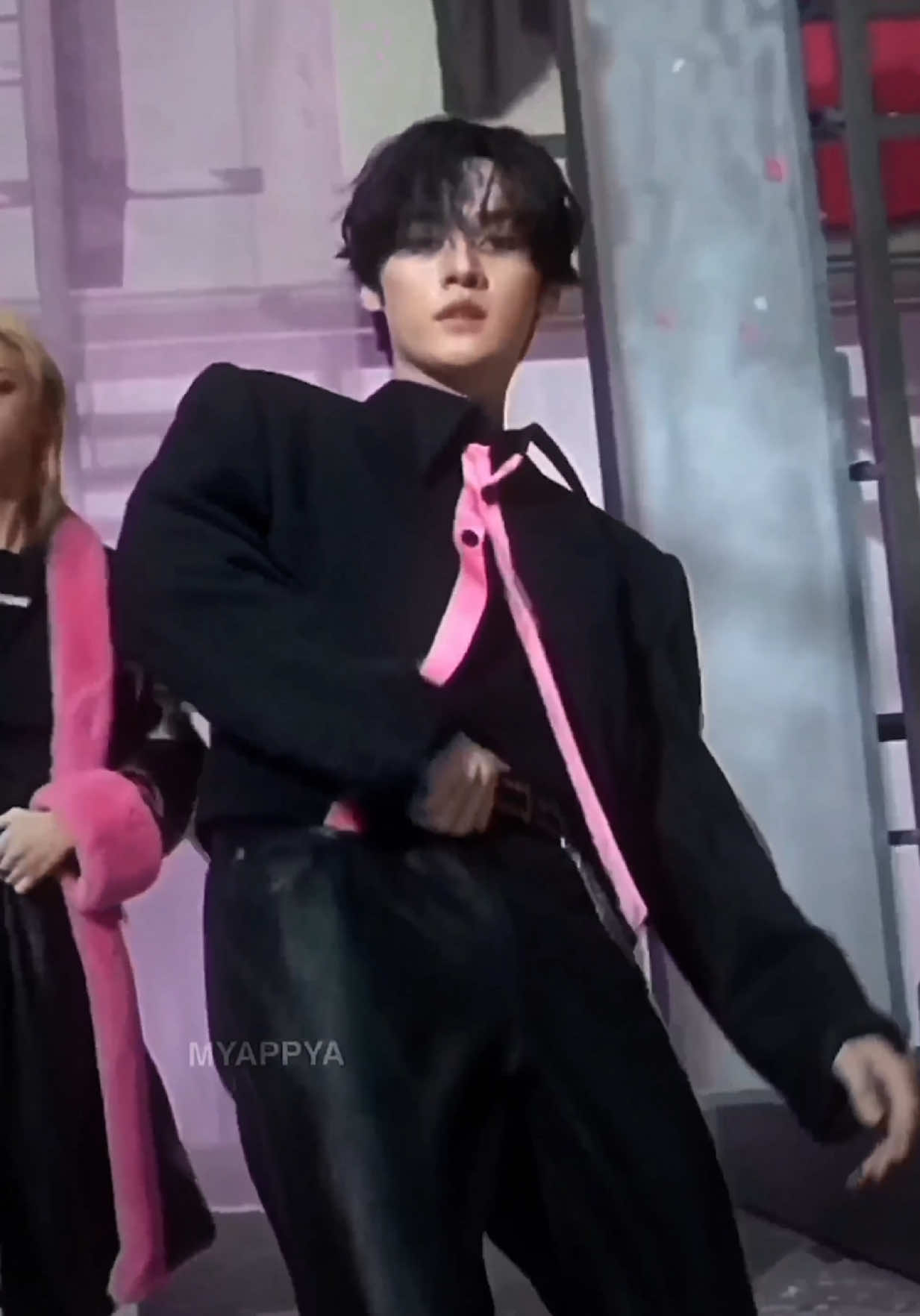 lazy edit :P get my boy in the club look at those hips #leeknow #leeknowedit #leeminho