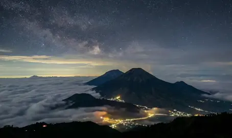 menikmati Prau dimalam hari depan tenda .. bikin candu .. 