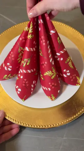Create an elegant standing decoration from a festive Christmas napkin to elevate your holiday table setting. #ChristmasTable #HolidayDecor #NapkinFolding #ChristmasDIY #FestiveTableSetting     