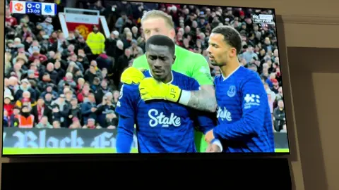 A red card for this 😂😂 hardly Kieron Dyer vs Lee Bowyer was it? Absolute headless from Gueye 😂 #FYP #PremierLeague #mufc #efc #manutdvseverton 