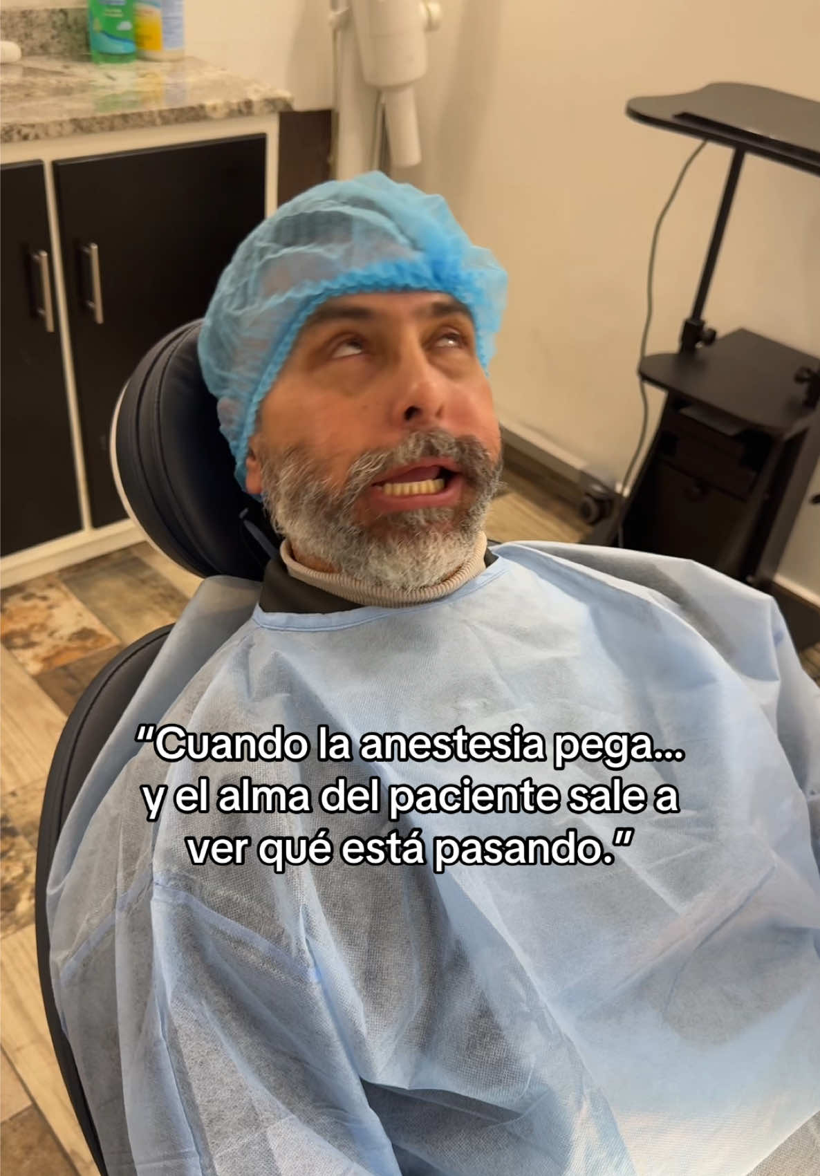 “Yo: solo es un poquitito. La anestesia: vamos a desmayarlo poquito.” . . . . . . . . . . . . . . . #dentista #odontologia #humordentista #anestesia #parati 