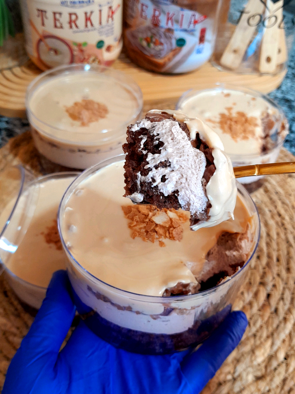 أقوى مشروع مربح ✨️كرانشي كيك ❌️نسيت في الكيك ما قلتش نص كأس سكر مع البيض في الأول   ✨️@Ait Djebbara  #كرانشي_شوكلت #كرانشي #crunchy #حلويات #باتيسري 