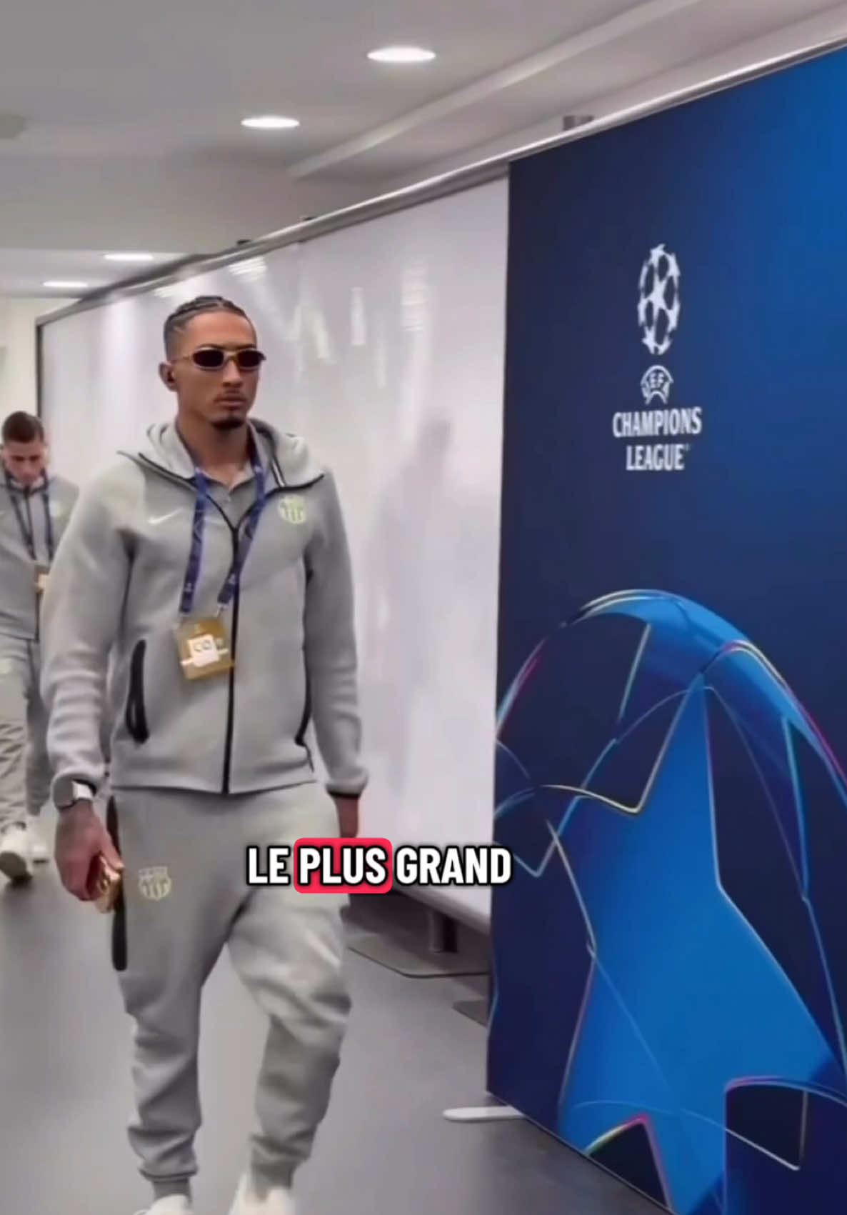 ⚡ Le duel des géants est là ! Le FC Barcelone débarque à Stamford Bridge pour défier Chelsea en Ligue des Champions 🔥 Qui va dominer l’Europe ce soir ? 👑 #fcbarcelona ou #chelsea ? Dis-le en commentaire ! 💬 #barcelona #championsleague #footballtiktok 