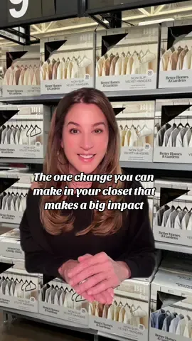 ✨Sometimes the simplest switch makes the biggest impact. Swapping all your hangers for matching ones instantly transforms your closet. Every time you open the door you will see less visual clutter, and a little moment of calm. 🧡✨ Because organizing isn’t just about space it’s about how it makes you feel.✨ #closetrefresh #organizingtips #simpleswitch #homeorganization #hangers 