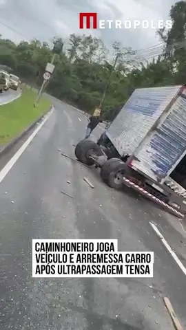 Um caminhoneiro jogou o veículo contra um carro nesta segunda-feira (24/11), na Estrada do Mato Alto, em Guaratiba (RJ). O vídeo mostra o momento em que o carro branco tenta ultrapassar o caminhão. De repente, o caminhoneiro faz um desvio brusco e atinge o automóvel, que é arremessado para outra via. Um segundo veículo, um carro cinza, também foi atingido durante o incidente. Na sequência, o caminhão colide com um poste, perde as rodas traseiras e só para alguns metros à frente. Não houve registro de feridos graves. #tiktoknotícias 📹 Reprodução