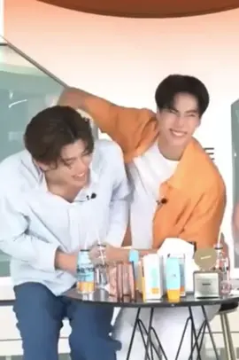 อืมนะ นั่งเฉย ๆ ผู้ชายก็อยากแกล้ง  #pondphuwin #ปอนด์ภูวินทร์ 