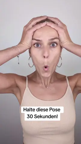 Der Big-O ist eine der effektivsten Übungen für dein Mittelgesicht ✨ Er hebt die Wangen, glättet die Nasolabialfalte und bringt sofort mehr Spannung & Glow ins Gesicht. Warum er so gut wirkt: Beim maximal geöffneten Mund müssen deine tiefen Wangenmuskeln isometrisch gegenhalten – dadurch bekommen sie Tonus, heben das Mittelgesicht und entlasten die Nasolabialfalte 💫 Mach die Übung 1× täglich 30 Sekunden – du wirst den Unterschied sehen 🩷✨ 👉🏻 Speichere dir das Reel ab 👉🏻 Folge mir für mehr Face Yoga & natürliche Lifting-Techniken #faceyoga #naturalbeauty #GlowUp #antiaging #faceliftwithoutbotox 