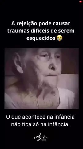 A dor que se carrega não nasceu nela. Quando a mãe a rejeita, ela aprende cedo que não é digna de amor… e essa ferida acompanha a vida inteira. Rejeição não dói só no corpo, dói na alma. Marca o olhar, a postura, as escolhas. Mas por trás dessa mãe que rejeita, muitas vezes existe uma menina que também foi rejeitada. Uma criança que não foi vista, não foi acolhida, e que aprendeu a sobreviver excluindo para não sentir. O padrão se repete… até alguém ter coragem de olhar para a dor e dizer: **“Em mim, isso termina.”** #rejeição #doremocional #psicanálise #dependenciaemocional #relaçõesfamiliares          