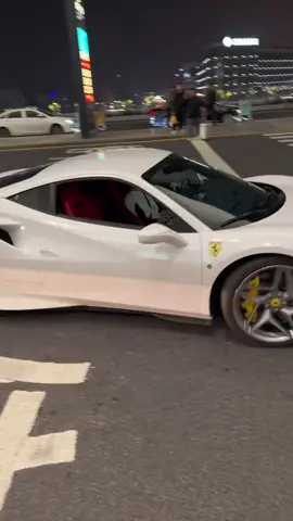 Vừa trở về nước là có bạn thân ờ Hàng Châu đến đón #ferrarif8