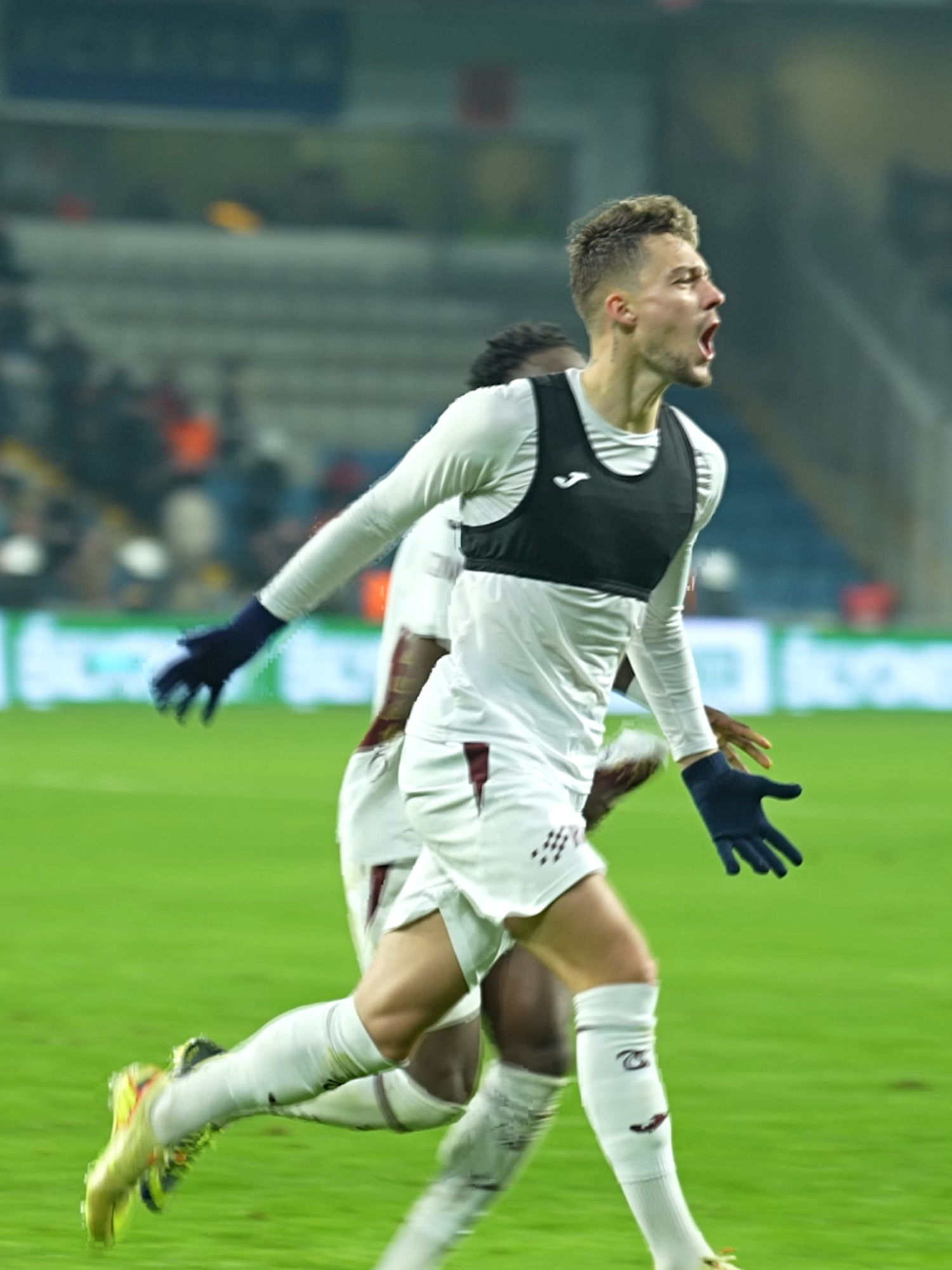 🎶 Geceye unutulmayacak bir imza bıraktı… Ernest Muçi