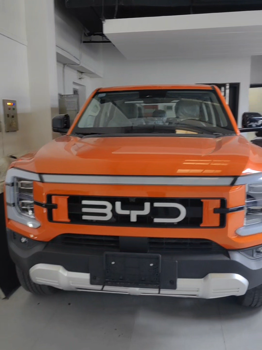 Dubai best price ever for BYD Shark 6 Plug-in hybrid pickup truck with a 1.5L turbo engine and dual motors, delivering a combined 321 kW of power and 650 Nm of torque. It features all-wheel drive, a 0-100 km/h acceleration in 5.7 seconds, and a braked towing capacity of 2,500 kg. #fyp #BYDShark6 #Dubai #HybridPickUp #NXTmotor @BYD @BYD UAE 