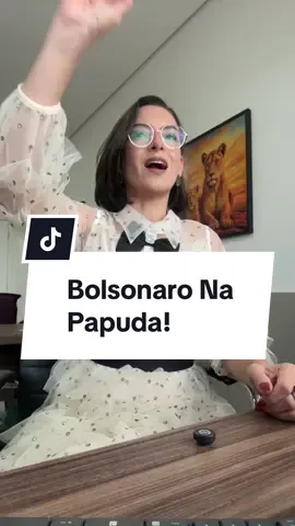 Muita gente ficou confusa após a decisão que saiu no sábado, ainda mais depois de um feriadão. Então preparei uma explicação técnica, simples e sem militância sobre o caso Bolsonaro. Nesta sequência, esclareço: ✔ por que ele está em prisão domiciliar ✔ por que tornozeleira não significa “pena” ✔ o que é medida cautelar e o que não é ✔ quais são as regras para militares da reserva ✔ por que “Papuda agora” não faz sentido jurídico ✔ o que aconteceu no caso Lula e por que é relevante ✔ o que realmente significa a pena de 27 anos ✔ qual é a diferença entre pena teórica e pena real ✔ e em quais situações alguém realmente poderia ir para cela comum Tudo explicado de forma objetiva, imparcial e com base na lei não em torcida, manchete ou clima político. Se tiver dúvidas, manda aqui. Direito serve para esclarecer, não para inflamar. #bolsonaronacadeia #papudateespera #direitopenal #politicabrasil #informacaojuridica 