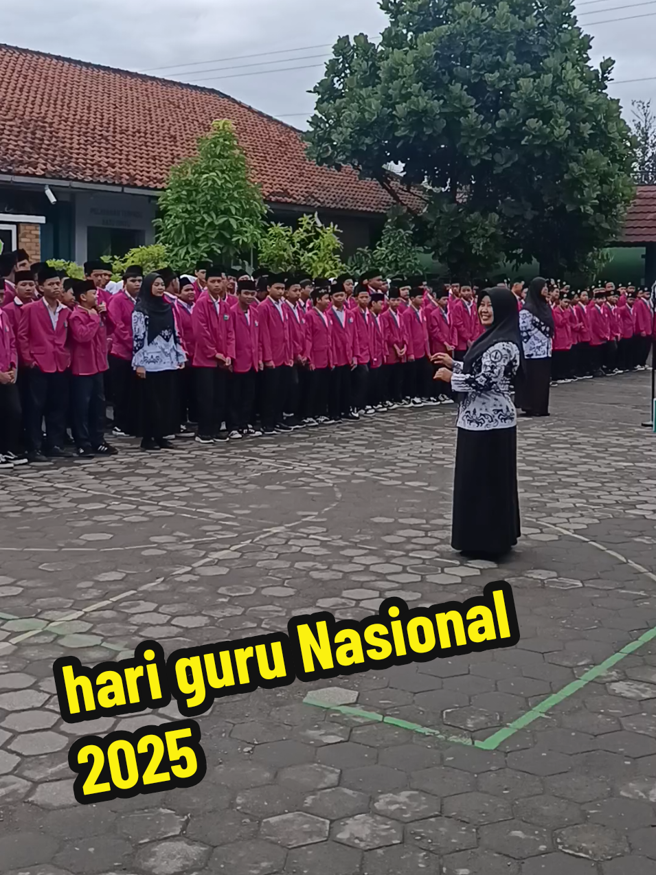 HARI GURU NASIONAL 2025 DI MTsN 1 BANTUL MTsN 1 Bantul mengadakan upacara bendera hari guru nasional pada Senin, 24 November 2025 di lapangan depan madrasah setempat. Bertindak selalu pembina upacara Kepala MTsN 1 Bantul, Warsun Munawir, S. Pd.  Dalam upacara tersebut pembina upacara membacakan amanat Menteri Agama RI, Prof. Dr. KH Nasruddin Umar, M.A.,  Ada yang berbeda dalam upacara kali yang dimulai pukul 07.00 WIB ini. Semua petugas upacara bendera kali ini adalah para guru dan pegawai.  Pada kesempatan upacara ini juga diserahkan Piagam dan penghargaan juara 3 reels literasi tingkat kabupaten kepada Aulia shifa dengan judul video 