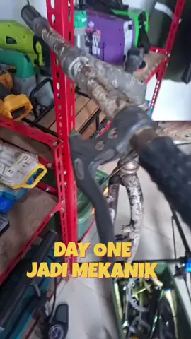 Day one jadi mekanik dengan mengandalkan tutorial tiktok dan youtube #creatorsearchinsight #cycling #cyclinglife #sepedakalcer #pedal 