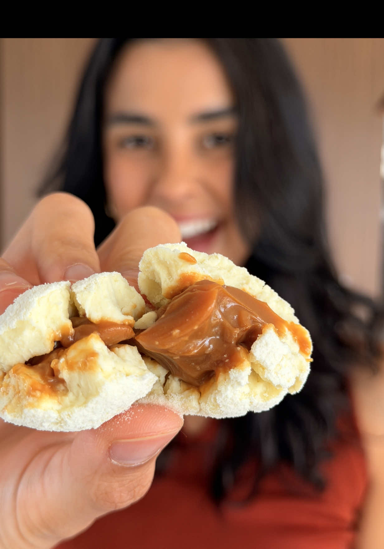 BOMBA PROTEICA DE NINHO COM DOCE DE LEITE 🤍 Se você ama doce… essa é pra salvar e fazer sempre! Só 3 ingredientes, sem açúcar e lotada de proteína 💪😋 📌 Ingredientes (4 unidades): • 150g leite em pó desnatado • 80ml leite desnatado • 20g doce de leite sem açúcar (5g para cada bolinha) 📌 Detalhes: • Modei a massa e dividi em 4 bombinhas 📌 Macros por porção (1 unidade): • 155 kcal • 14,5g proteínas • 22,5g carboidratos • 0,6g gorduras Garanto que você vai amar! Se fizer, me marca e me conta, hein? 😉