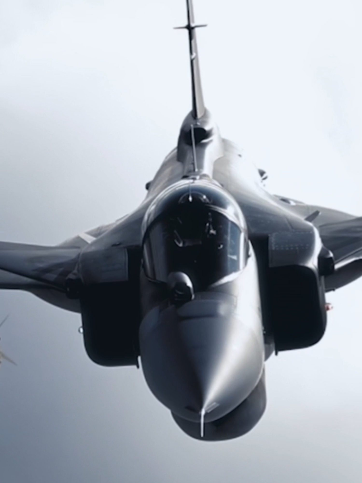 Las aeronaves Gripen representan un salto decisivo para la seguridad y defensa de Colombia 🇨🇴  Su capacidad para operar en diversos tipos de pistas permite un despliegue eficaz en cualquier región del país, mientras que su radar y sensores de última generación ofrecen mayor alcance para anticipar y neutralizar amenazas.  Tecnología moderna y confiable para proteger la vida y la libertad de los colombianos. #SiempreFirmes #AdAstra🚀  #parati #pilotlife #gripen