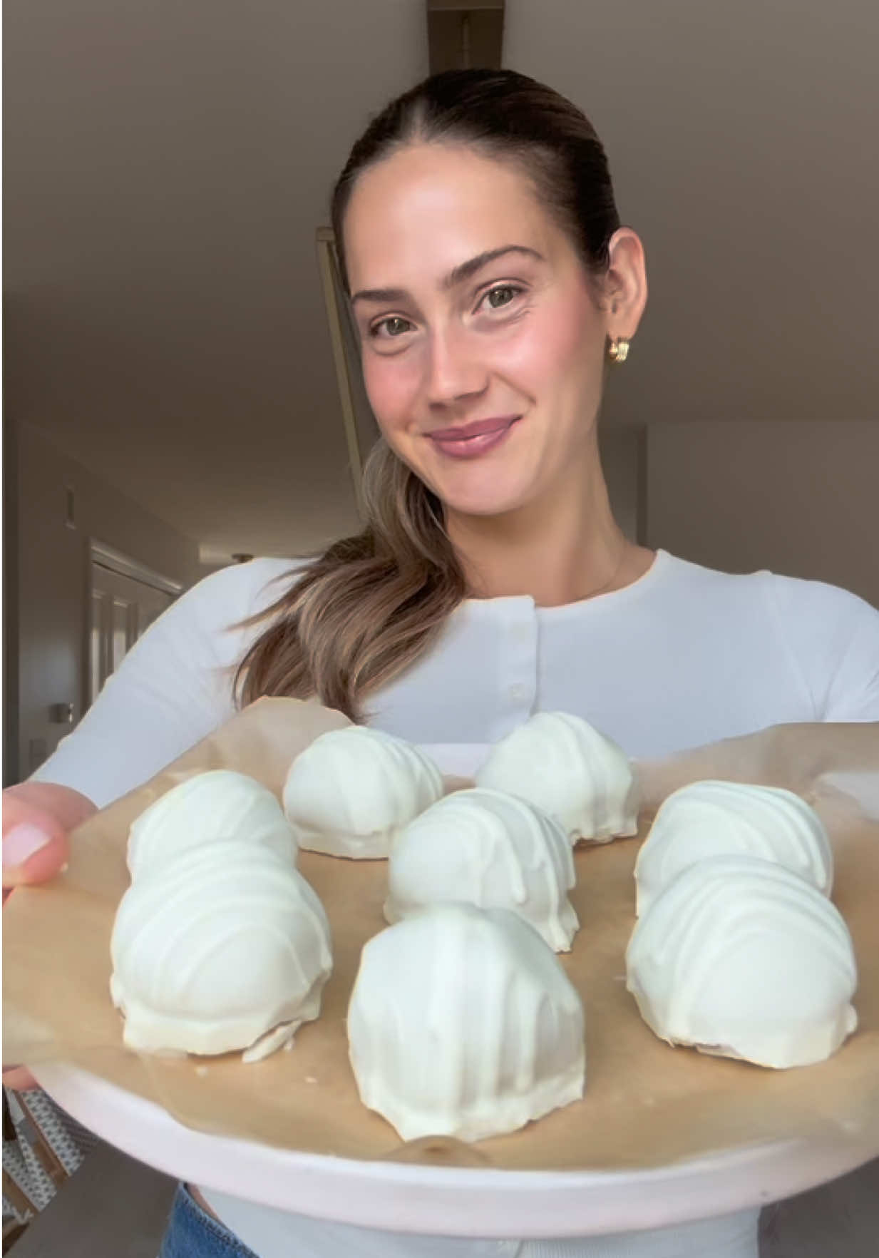 When you want sugar cookies but are trying to eat healthier… make these healthy sugar cookie protein balls ☃️🍪 Ingredients  1/2 cup cashew butter 3 tbsp maple syrup  2 scoops collagen or vanilla protein powder  1 tsp vanilla extract  1 tsp almond extract  2-3 tbsp coconut flour  Pinch of sea salt  1/2 cup white chocolate chips  1 tsp coconut oil  Directions  Add all ingredients (except chocolate chips and coconut oil) to a bowl and mix well until you reach a cookie dough consistency. Roll into balls and place on a parchment paper lined plate or tray. Set in the freezer Next add chocolate chips and coconut oil to a bowl and microwave in 30 second intervals stirring between each, until fully melted Dip each ball into melted chocolate and set back on plate. Optional to add an extra chocolate drizzle or sprinkles on top. Enjoy!  #healthy #healthyfoods #healthydessert #cleaneating #glutenfree        