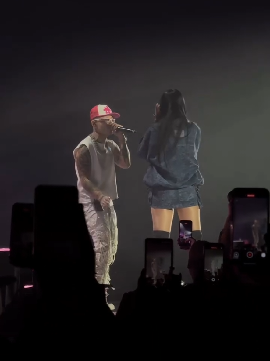 Anna insieme a Lazza cantano 