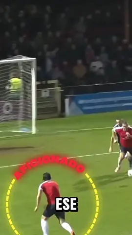 Un aficionado invadió el campo y logró marcar un golazo en medio del partido. ¡No te pierdas este momento increíble donde la pasión se convierte en acción!#Fútbol #Golazo #Aficionado #InvasiónDeCampo #MomentosÉpicos