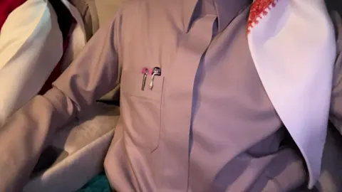 ياكبدي الصبر الغنيمه وانا اخيش اقوله لكبدي ، وكبدي معيّه لاهب ذعذاع الهوا طير ياريش طعنة رفيق الجنب ماهيب ليّه                            #اكسبلور #قصايد #خواطر 