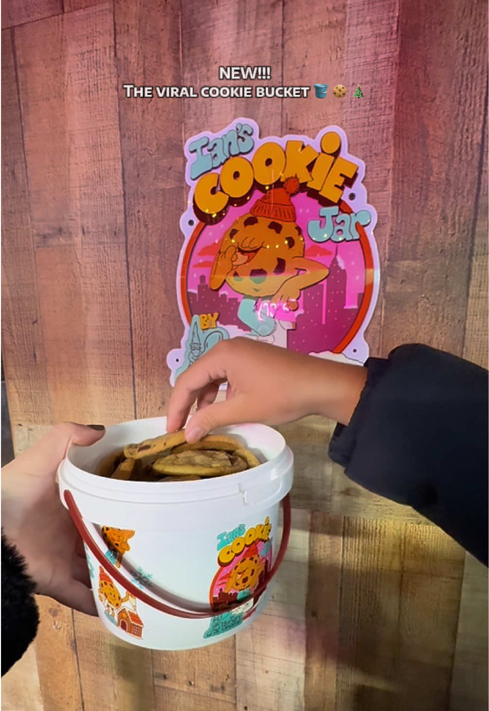 🍪 40 warm, gooey chocolate chip cookies… in a BUCKET! Only at Ian’s Cookie Jar 🤤  📍 Herald Sq Holiday Market (35th & Broadway) — open daily! 👯‍♂️ Tag a friend to share… or enjoy it solo, we won’t judge 😎 ✨ Follow us for more sweet and holiday NYC finds!  #cookies #holidays #nyceats #nycdessert #thingstodoinnyc @urbanspacemarkets
