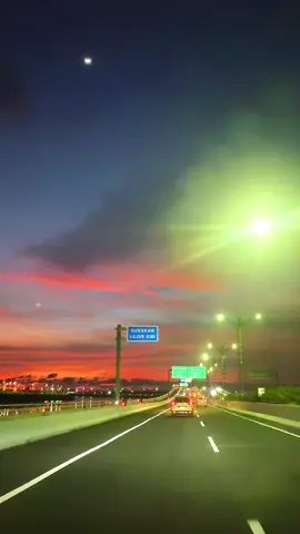 Suasana malam di tol bali #balimandara#tolbali#bali#kuta#ngurahraiinternationalairport#nusadua#denpasar#sanur#fyp#vibes#langit 