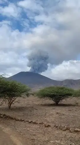 Ethiopia Volcano erupts after 10,000 of years 🌋  #hayligubbi #volcano #volcaniceruption #fyp #ethiopian_tik_tok 