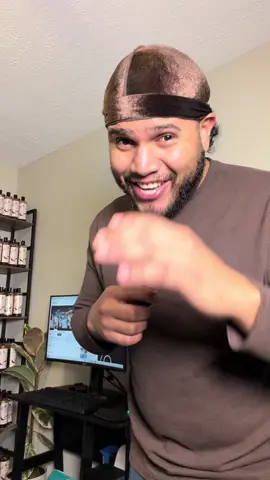 Después de tanta espera, por fin pude hacer este envío. Tuve que ponerle etiquetas una por una a todos estos shampoos, pero ya mi vitrina está llena otra vez, gracias a Dios. 🙏🏽📦 Ahh y no era. 4 bandejas jaja me confundí al principio del video son solo 3 🧴❤️ Si estás aquí en Estados Unidos, déjame un comentario diciendo “estoy en USA” y así sé que sí te puedo enviar la información directo. 🇺🇸✨ Por ahora no tengo página web y todavía estoy luchando para poder vender desde TikTok Shop. No ha sido nada fácil, pero sigo intentándolo día tras día para que se haga realidad. 💪🏽🔥 Gracias por el apoyo. ❤️ #fyp #paratiiiiiiiiiiiiiiiiiiiiiiiiiiiiiii #estadosunidos🇺🇸 #cabellolargo #emprendedor 