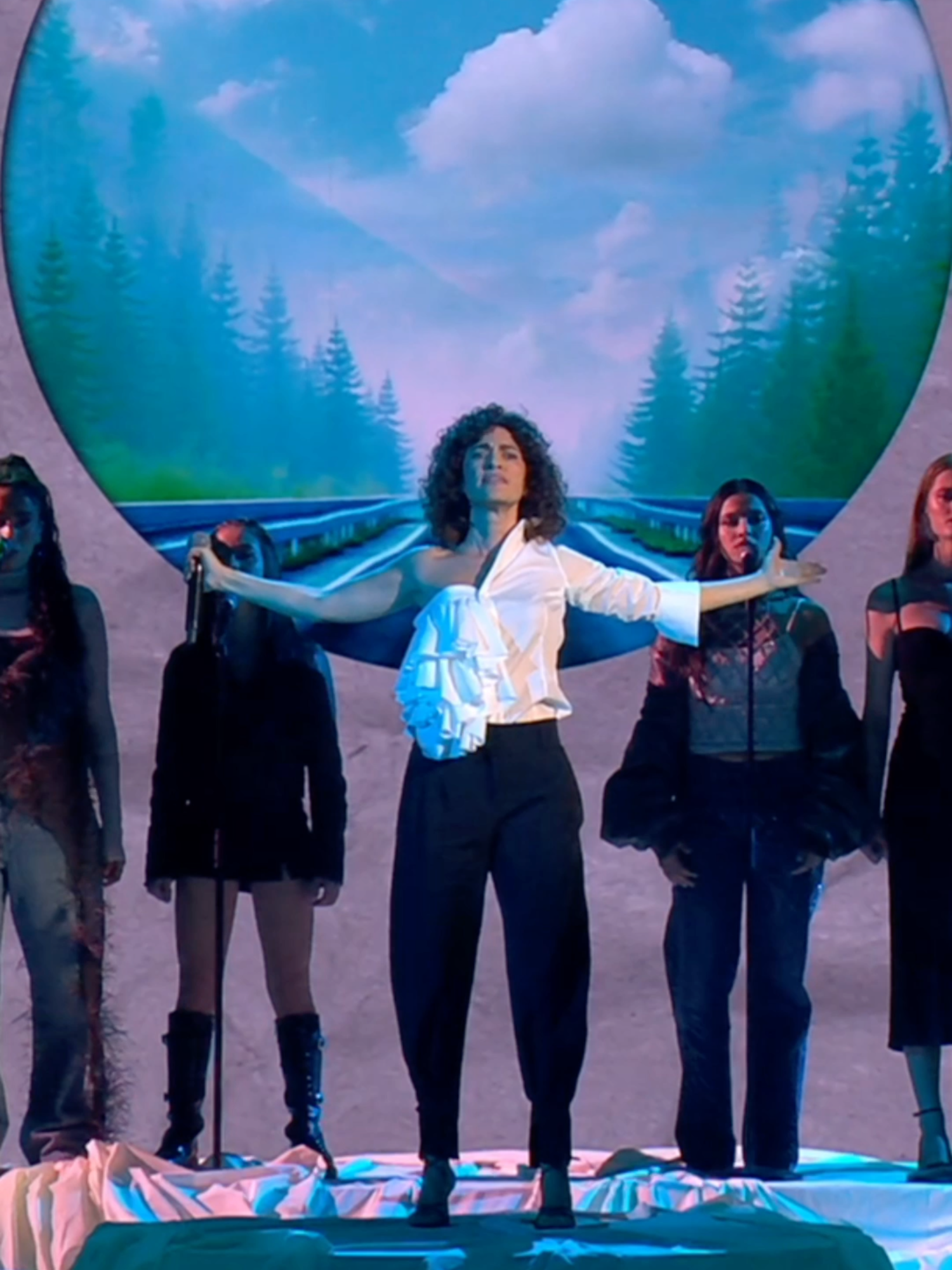 Gracias Elena Gadel por escribir una letra tan sumamente importante y cantarla con ese sentimiento 💜 Qué fuerza veros juntas cantando “LOBO” en la #OTGala10 🫂 Podéis ver la ACTUACIÓN COMPLETA en @primevideoes 👀