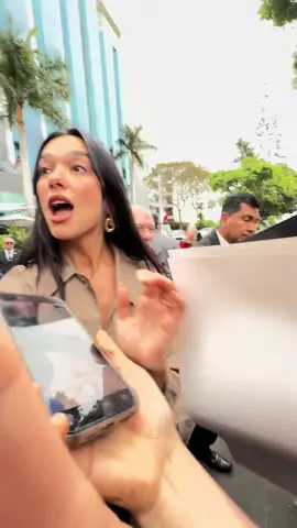 Todo un sueño ver a mi artista favorita que me acompañó y me sigue acompañando con su música durante tantos años 😭❤️ cabe resaltar que nunca me había exaltado de tal manera, es algo que no pude controlar en ese momento, fue tanta la euforia que no la pude manejar pero es algo de que no me avergüenzo porque al fin y al cabo es lo que nos hace humanos. El punto aquí es que pude conocer a Dua, agarró mi celular y pudimos tomarnos unas fotos 🤗 @Dua Lipa @Team Dua HQ @FCO Dua Lipa Perú #dualipa #lima 