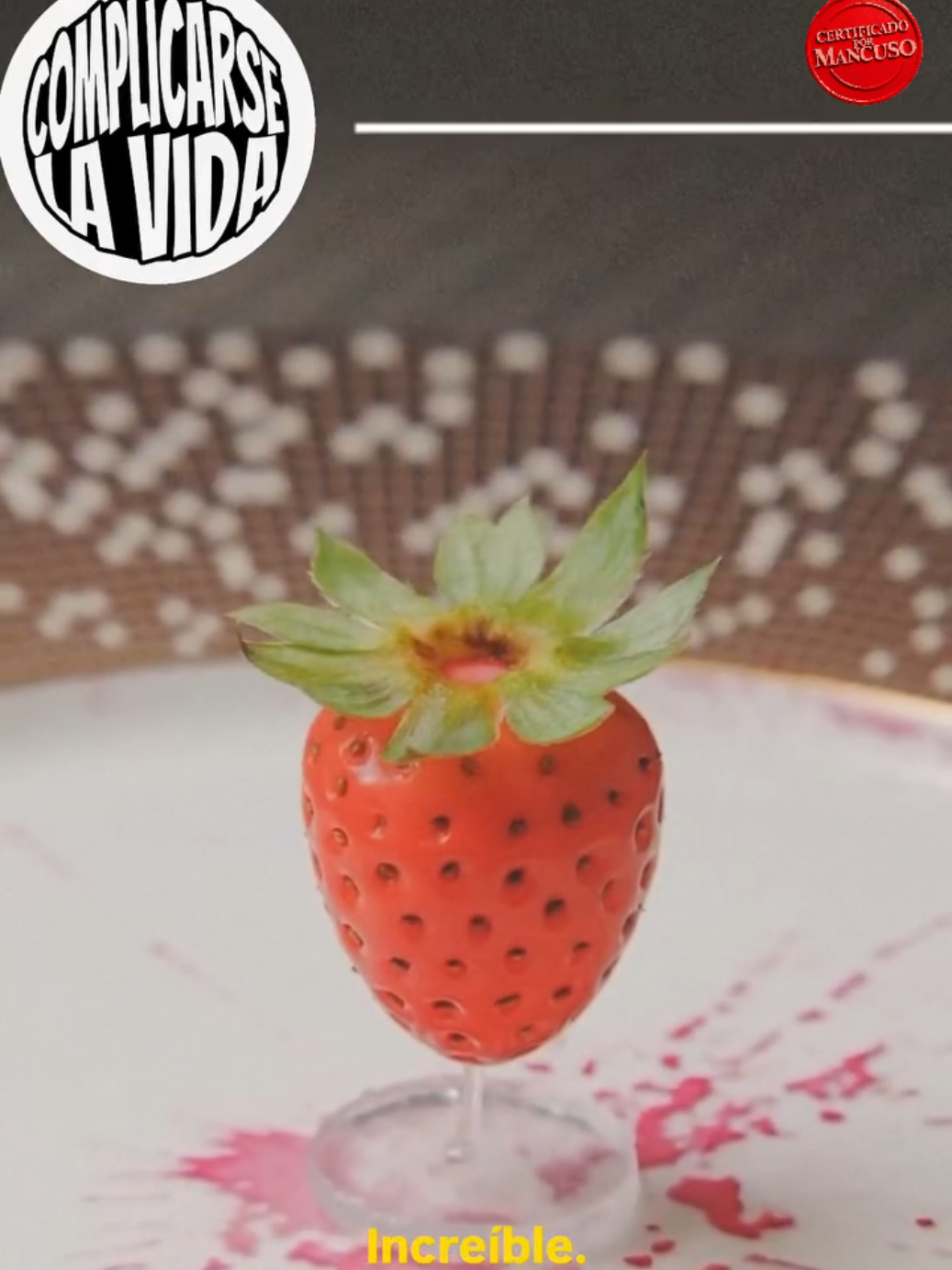 Complicarse la Vida: Deconstrucción de fresa. 🍓 #manoperro #storytelling #humor #complicarselavida #FoodTok 