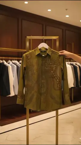 “Cocok untuk kamu yang pengen tampil formal tanpa terlihat kaku.”#batikmodern #kemejabatik #batik 
