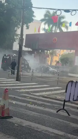 广西北海市政府。一辆蓝色轿车疑似冲击市政府大门,随后 警方动用武装巡逻车撞击拦截。画面显示,现场浓烟滚滚,随后驾驶员被 现场安保人员抬走。