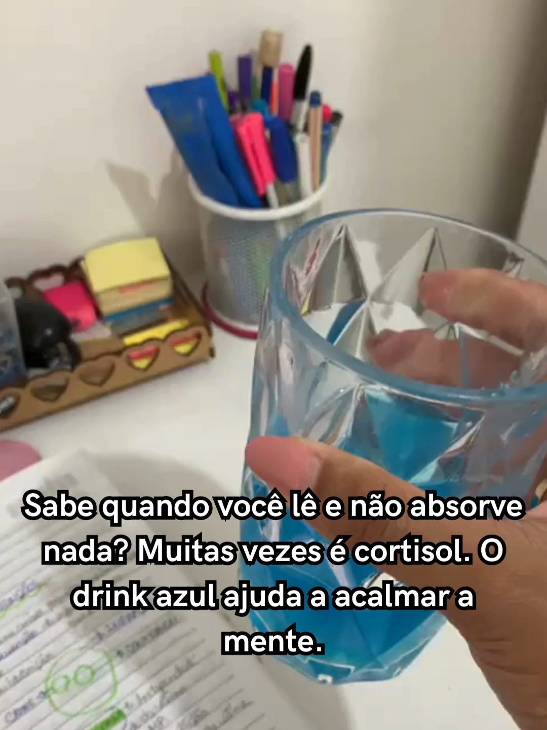 Foco baixou? Culpa do cortisol. O drink azul ajuda