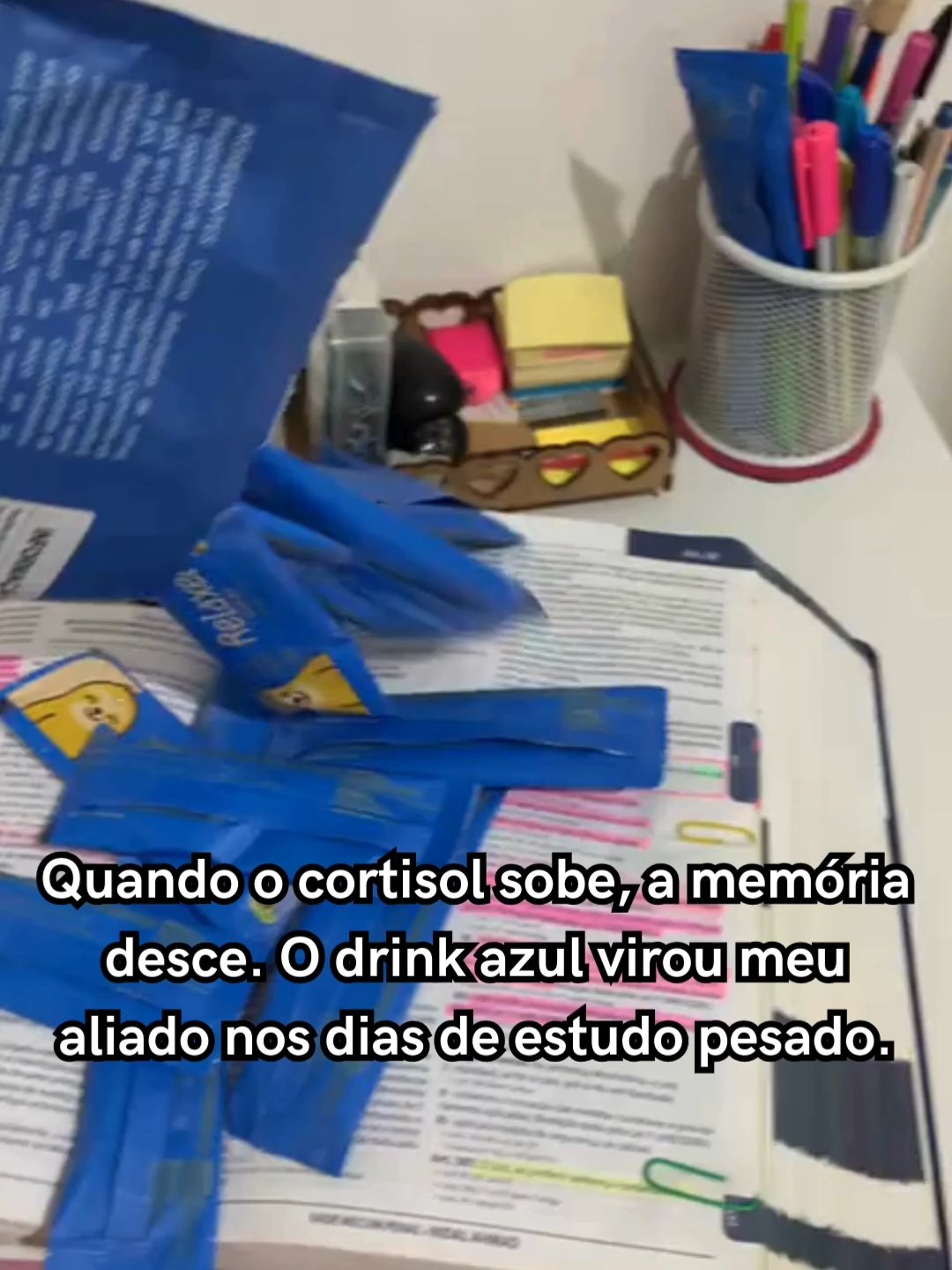 Café agita. O drink azul acalma. E eu estudo melhor.