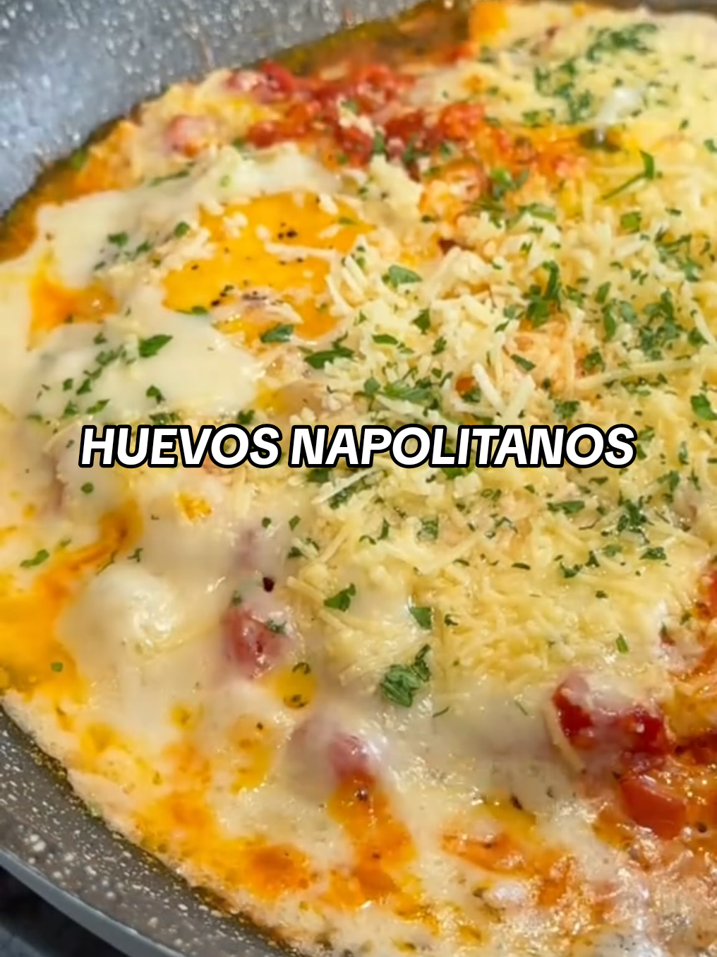 Una forma diferente de arrancar el día: Huevos Napolitanos con mozzarella, parmesano y el toque inigualable de CONSOMATE®️. 🍳✨ ¿Los prepararás esta semana? #RecetasNestlé #Desayuno #Consomate