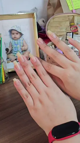 depois que eu comecei a fazer amigurumis, em meados de 2020, eu passei a amar deixar minhas unhas sempre feitas, eu aprendi a cuidar e a esmaltar com o tempo. Se prestarem atenção nos vídeos antigos irão ver a evolução 